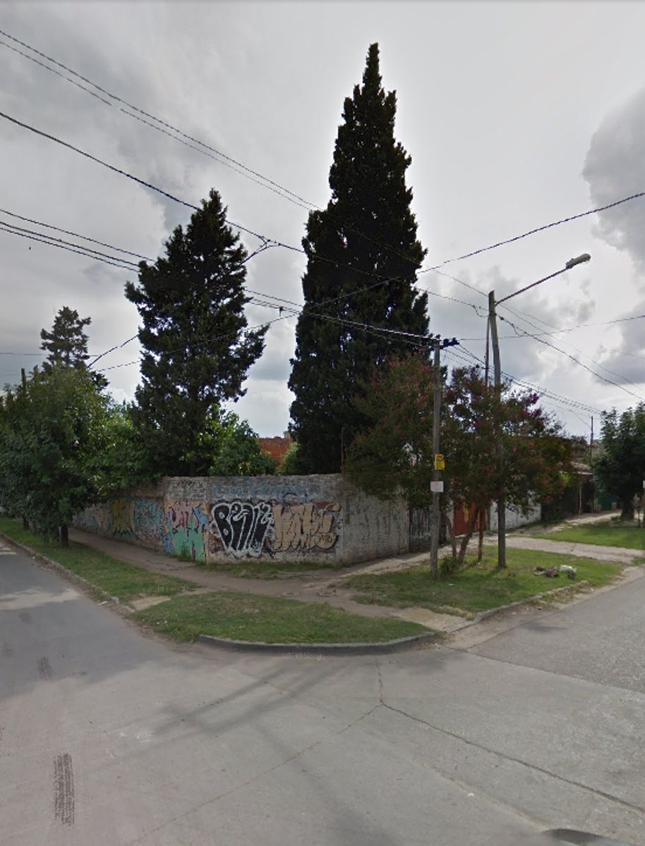 3 LOTES CON VIVIENDA Y UNO DE ELLOS CON PILETA. OPORTUNIDAD — foto 2