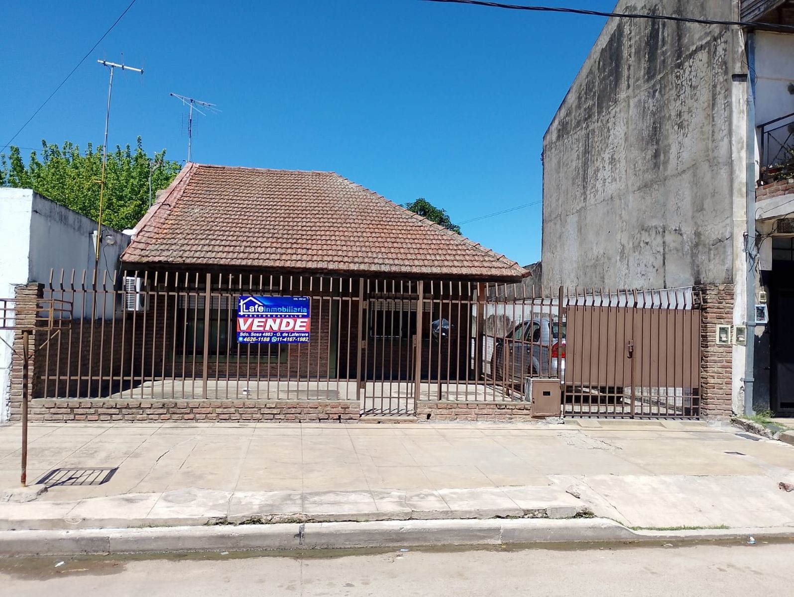 MUY BUENA PROPIEDAD CON 3 DORMITORIOS, QUINCHO Y GARAGE PARA VARIOS VEHICULOS.