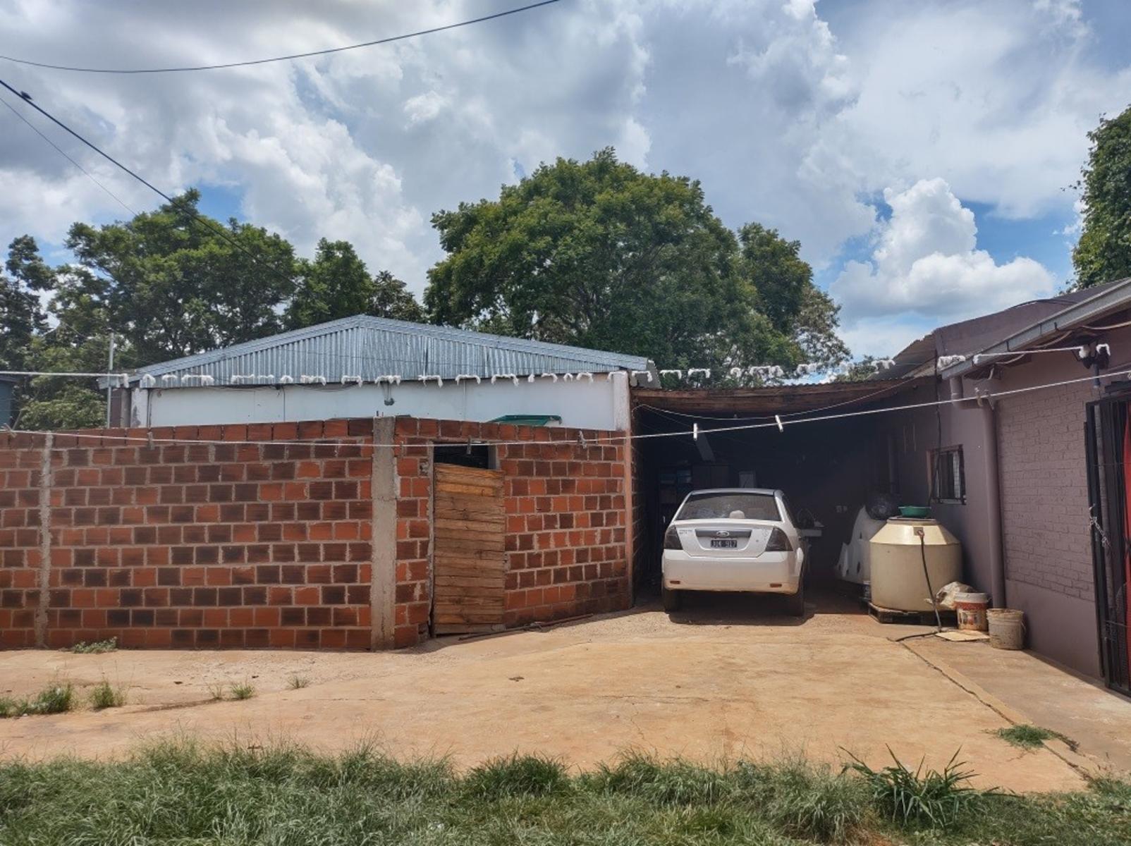 HERMOSA PROPIEDAD EN ESQUINA, CON 2 CASAS PARA USO PROPIO O RENTA — foto 7