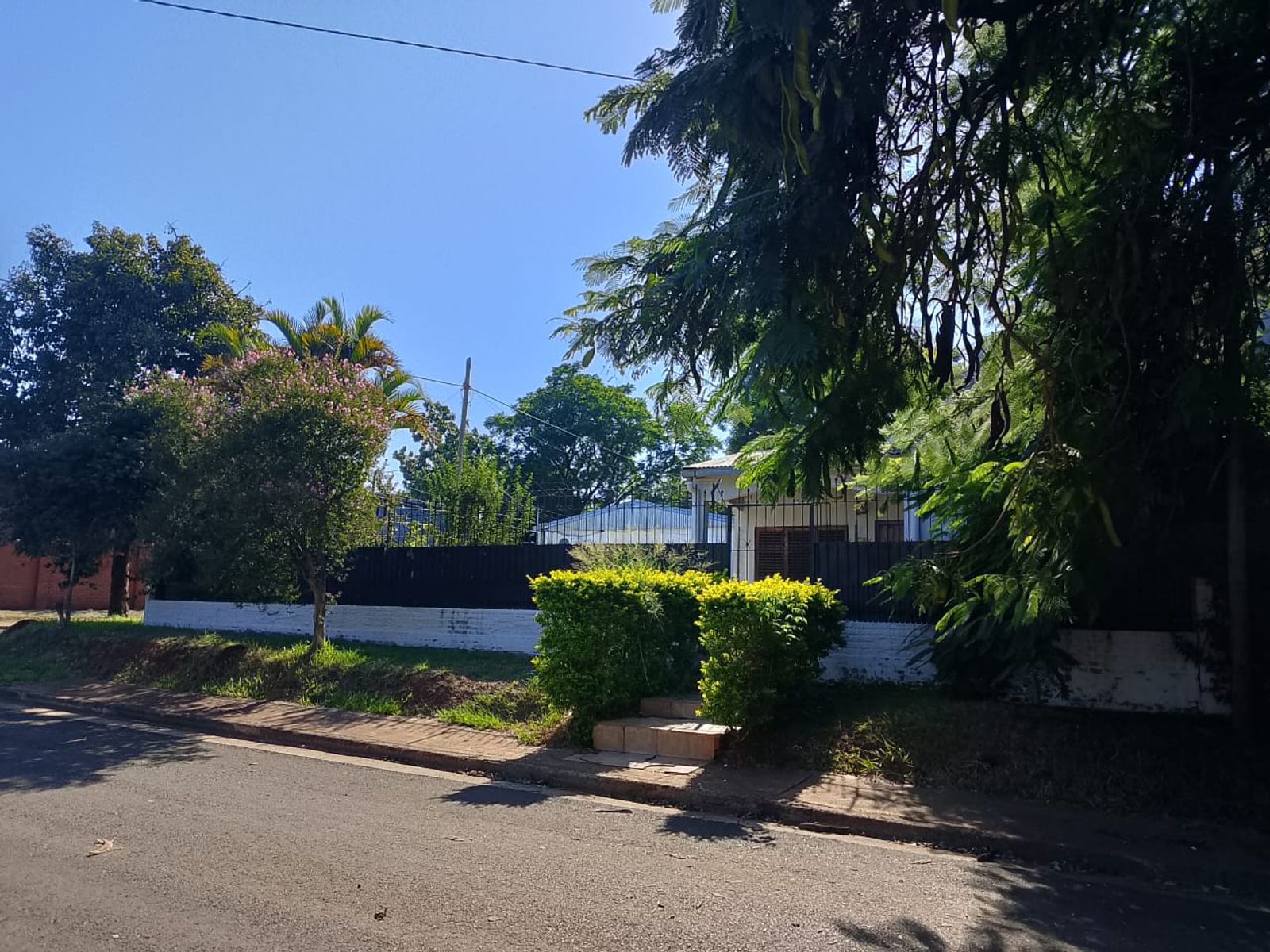 HERMOSA PROPIEDAD EN ESQUINA, CON 2 CASAS PARA USO PROPIO O RENTA — foto 13