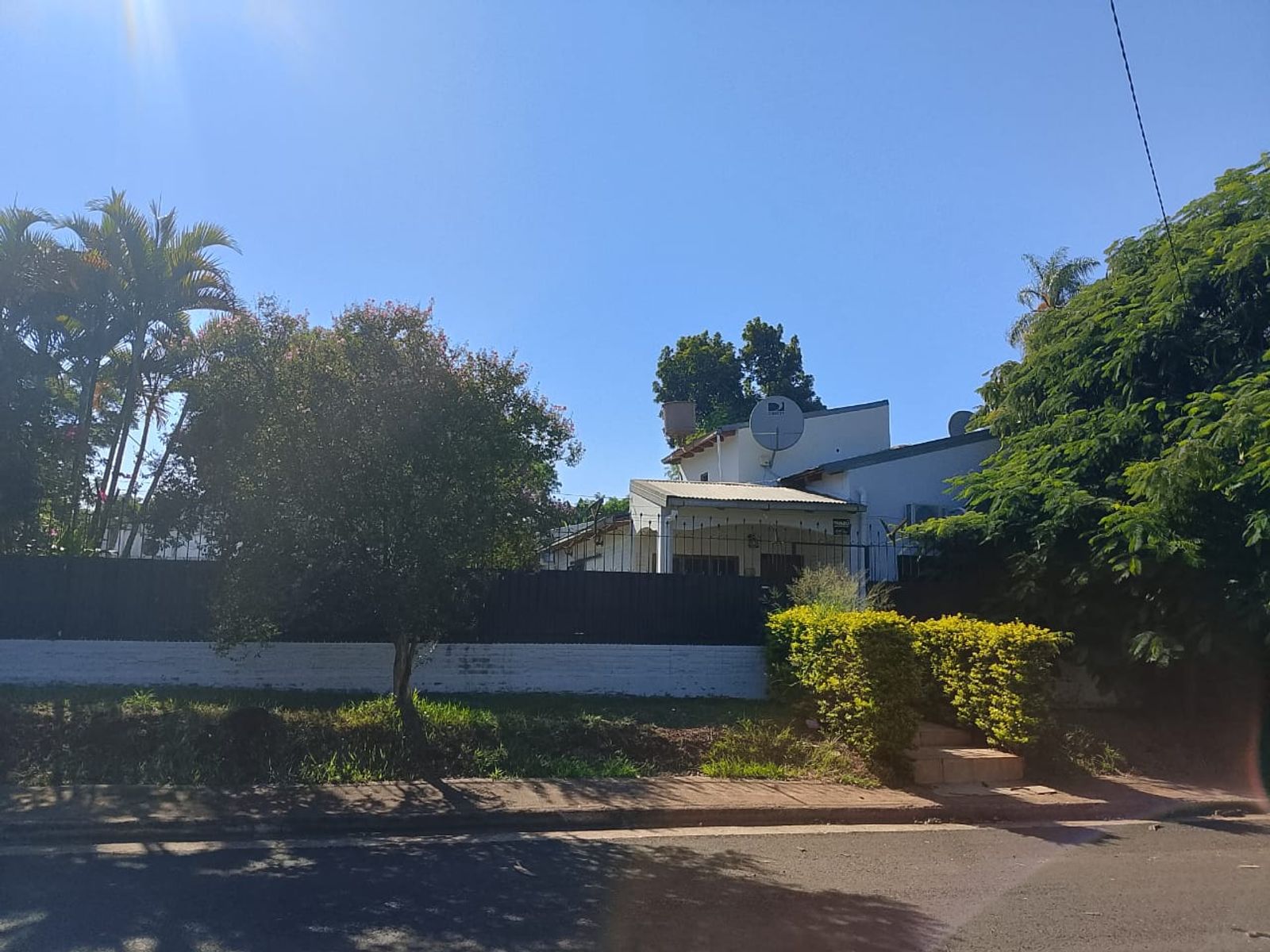 HERMOSA PROPIEDAD EN ESQUINA, CON 2 CASAS PARA USO PROPIO O RENTA — foto 14