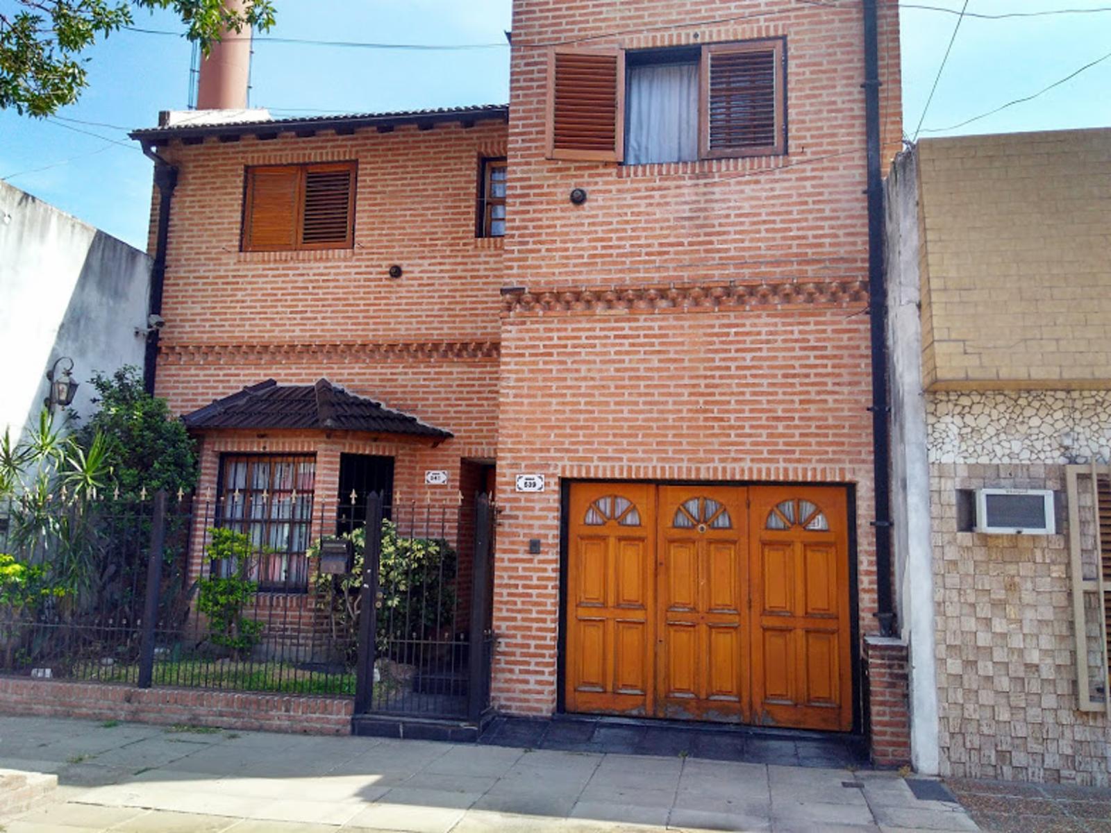 Casa de 2 plantas con cochera en Villa Luro