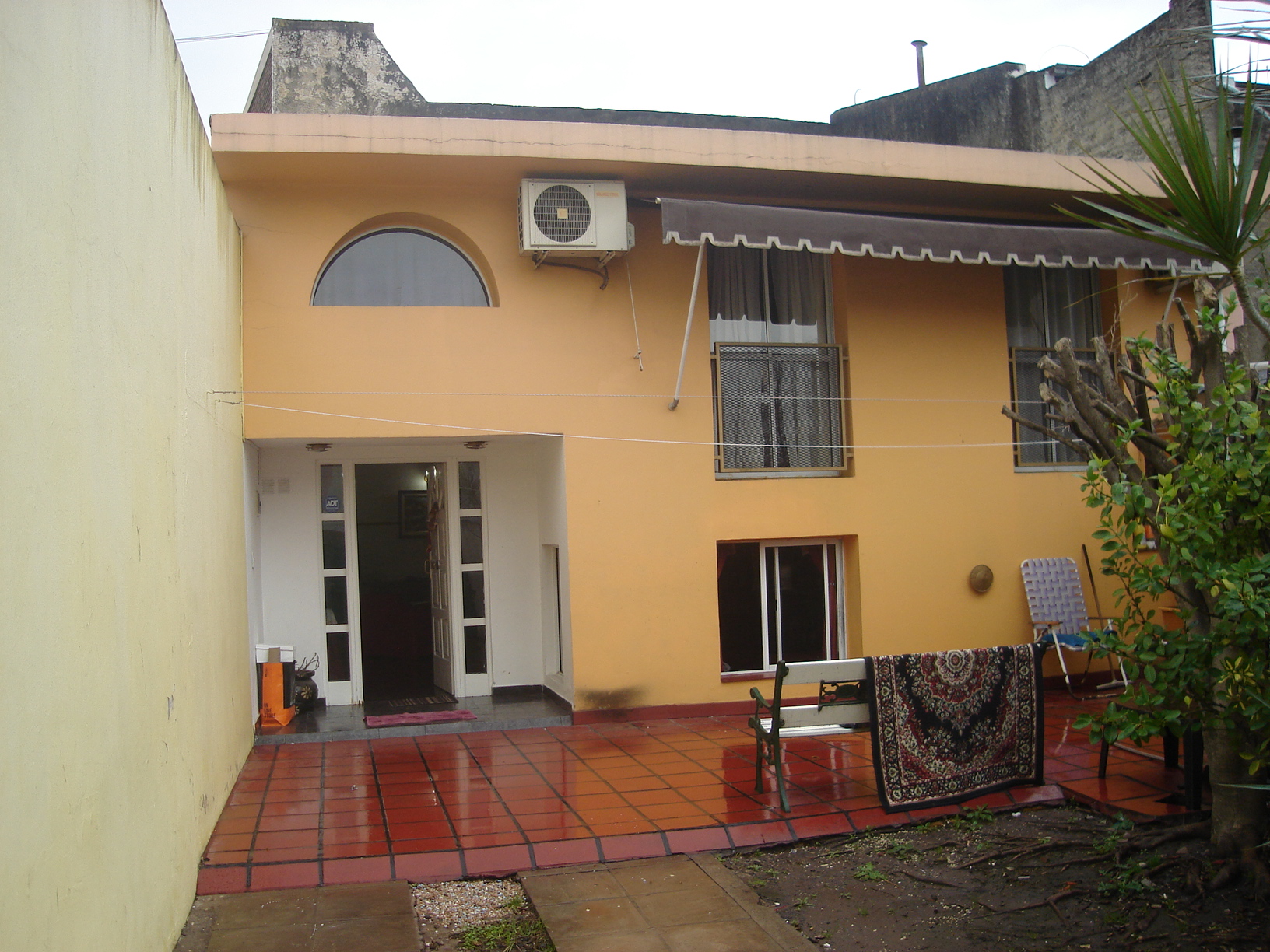 PH 3 AMB. 2 dormitorios con placard, living comedor amplio de 5 x 10 mts, cocina comedor completa, baño completo, lavadero cubierto, cuarto guarda utiles, patio al frente de 6 x 10 mts, entrada de au