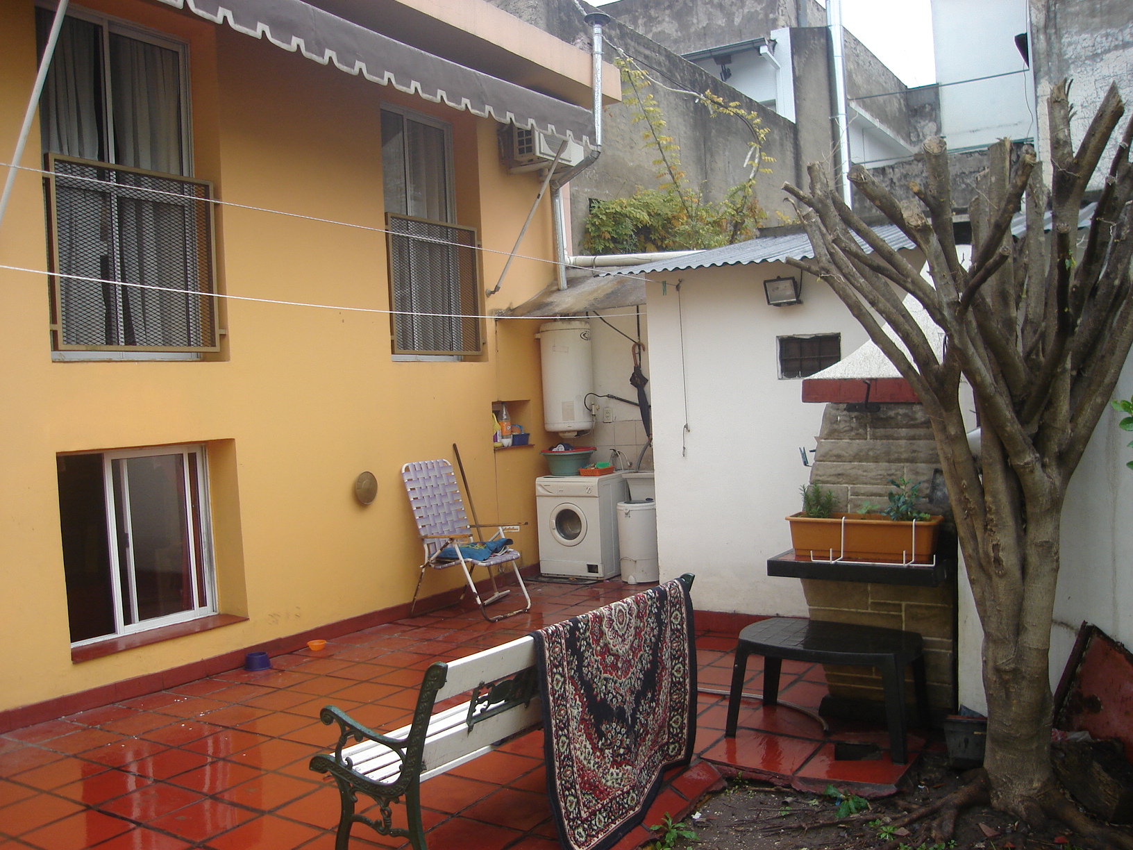 PH 3 AMB. 2 dormitorios con placard, living comedor amplio de 5 x 10 mts, cocina comedor completa, baño completo, lavadero cubierto, cuarto guarda utiles, patio al frente de 6 x 10 mts, entrada de au — foto 2