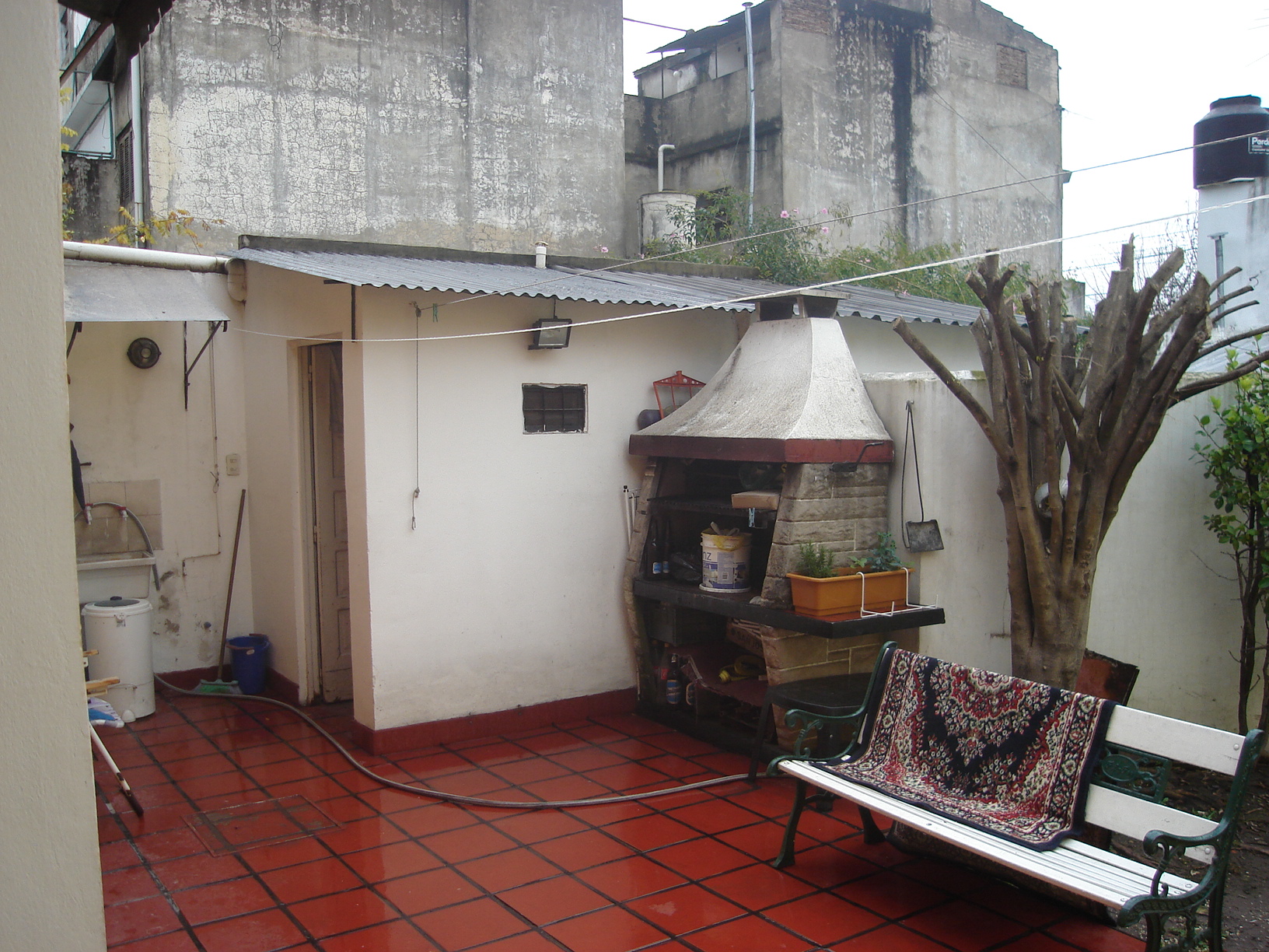 PH 3 AMB. 2 dormitorios con placard, living comedor amplio de 5 x 10 mts, cocina comedor completa, baño completo, lavadero cubierto, cuarto guarda utiles, patio al frente de 6 x 10 mts, entrada de au — foto 3