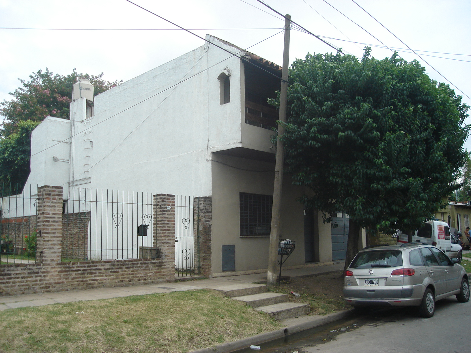 Amplia casa en 2 plantas ideal 2 flias. Moron Sur. — foto 2