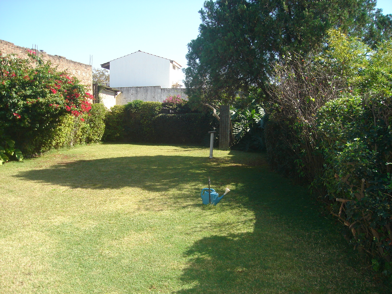 Casa 4 amb. con locales al frente sobre amplio lote, en importante avenida. Ituzaingo Sur. — foto 4