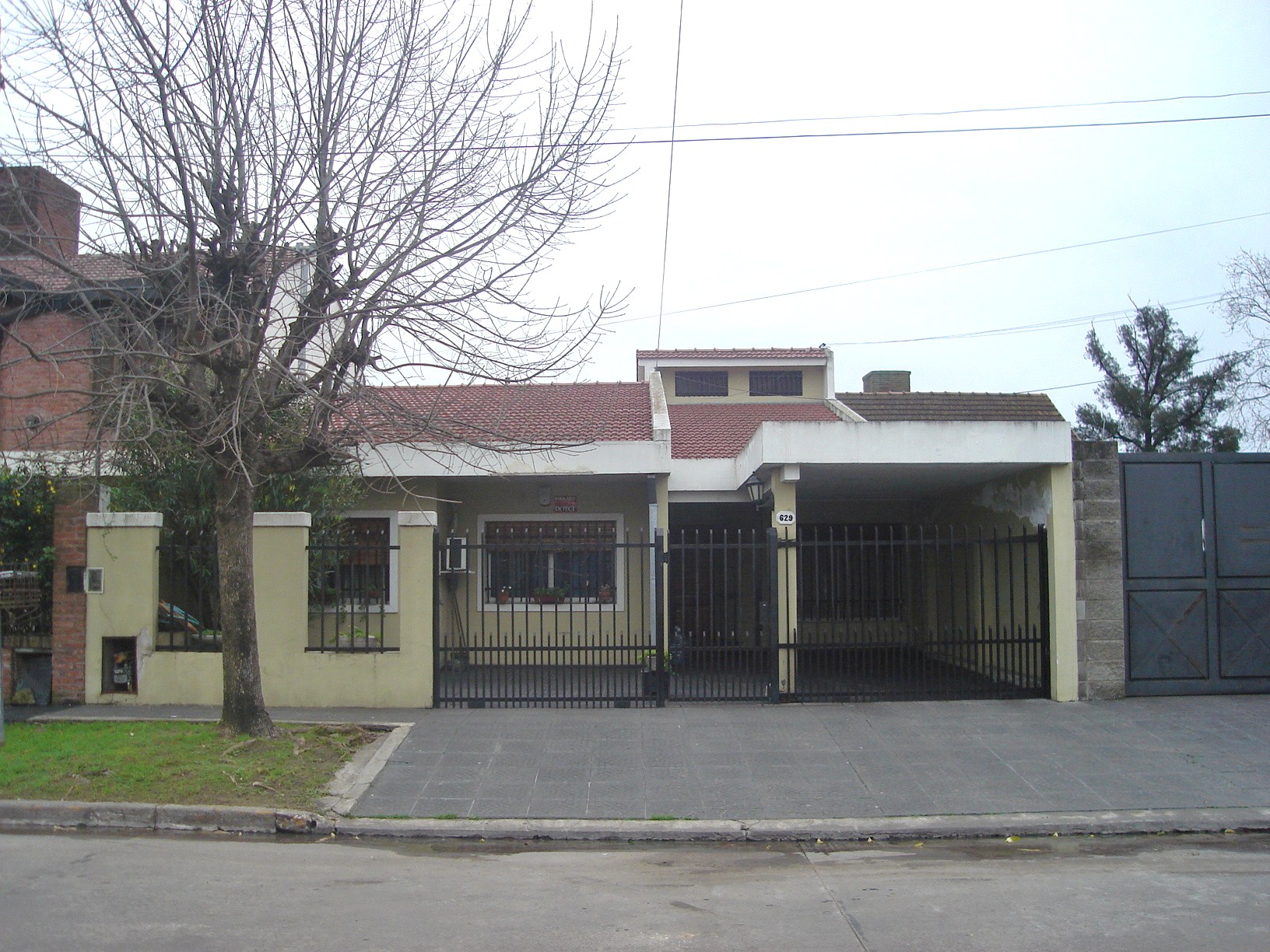 Chalet 7 amb. con quincho. Cerca de Acceso Oeste.