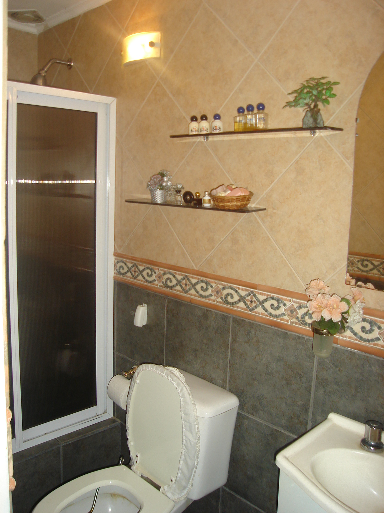 Chalet 7 amb. con quincho. Cerca de Acceso Oeste. — foto 4