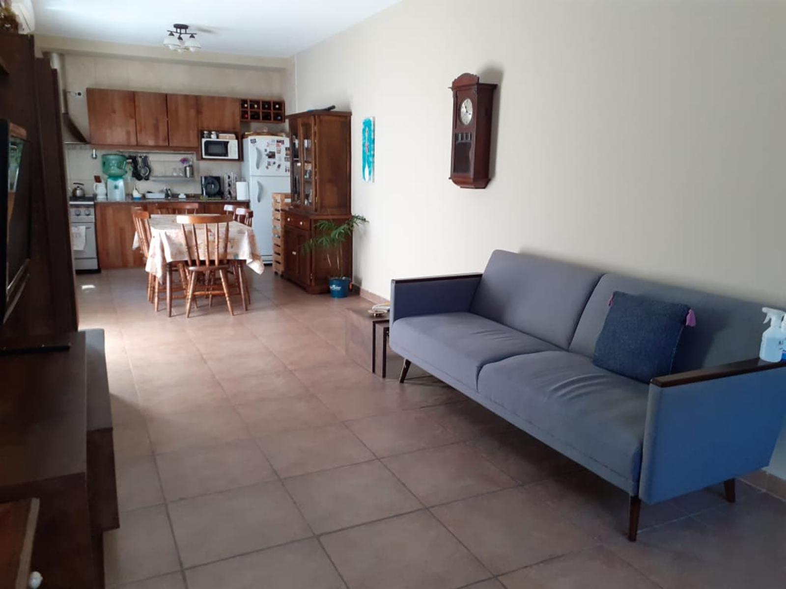 Muy linda Casa de 3 ambientes con entrada de auto .- Zona Villa Luzuriaga - Consulte