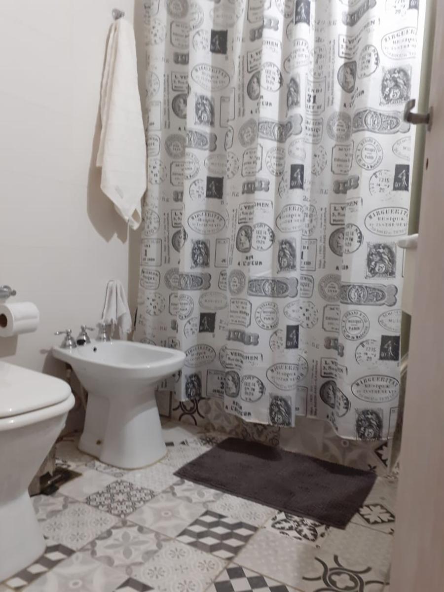 Muy linda Casa de 3 ambientes con entrada de auto .- Zona Villa Luzuriaga - Consulte — foto 4
