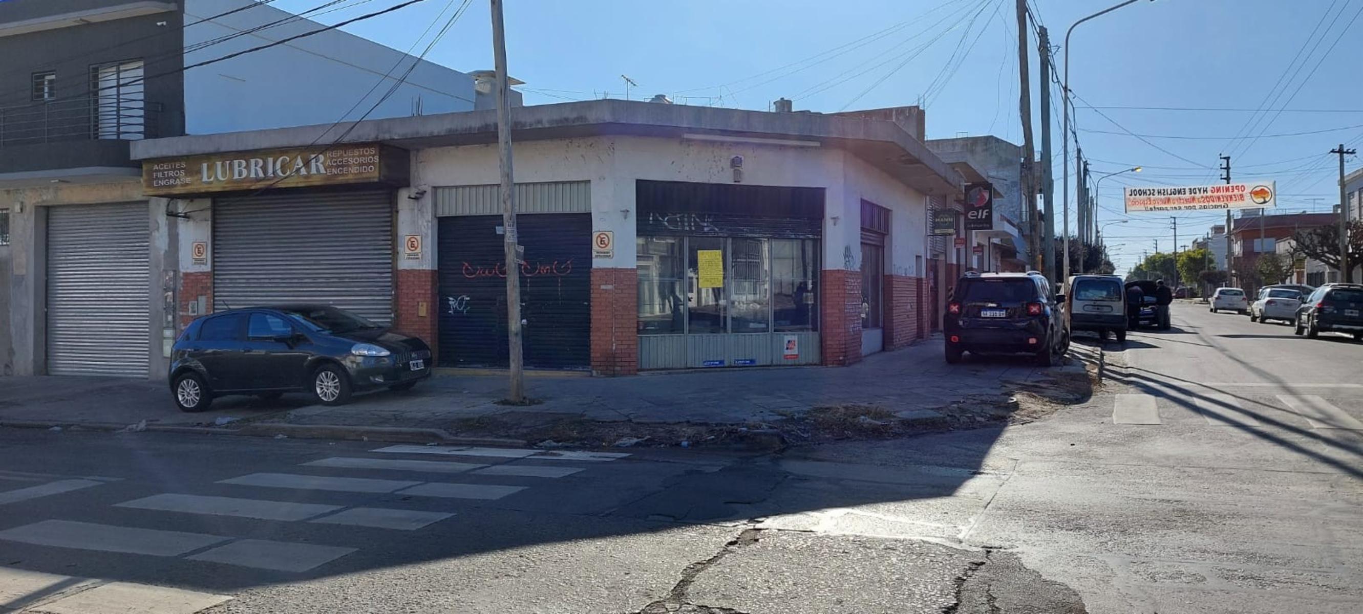 Local Comercial en esquina con muy buena estructura. Zona La Tablada. Consulte