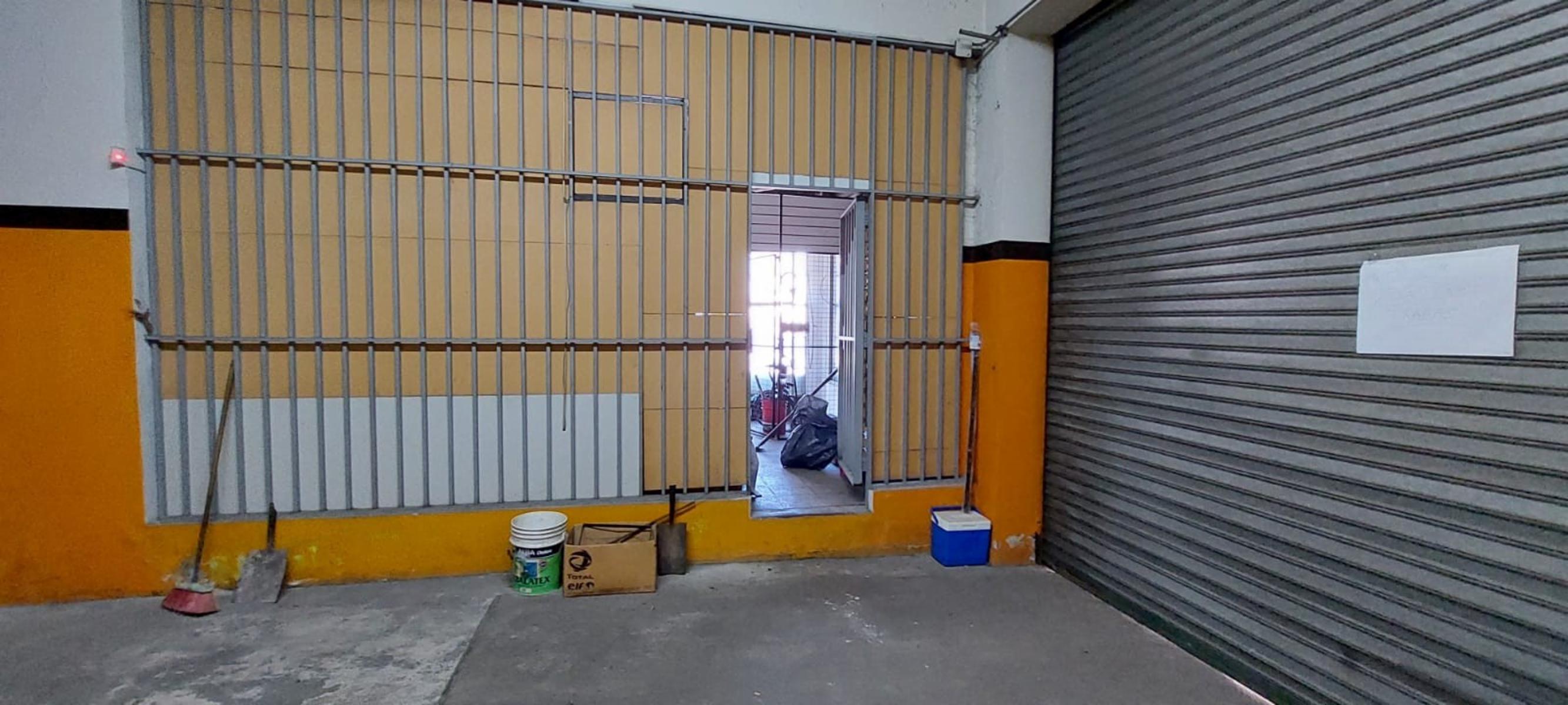 Local Comercial en esquina con muy buena estructura. Zona La Tablada. Consulte — foto 4