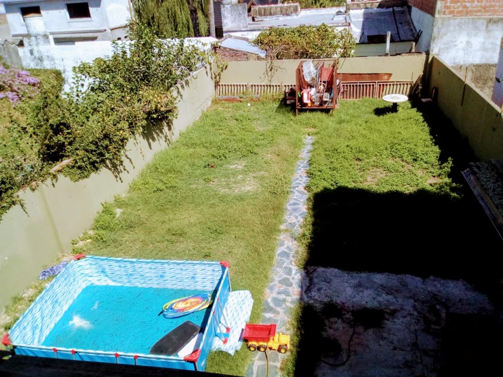 EXCELENTE OPORTUNIDAD - CASA 8 AMBIENTES + LOCAL COMERCIAL - IDEAL P/3 FAMILIAS
