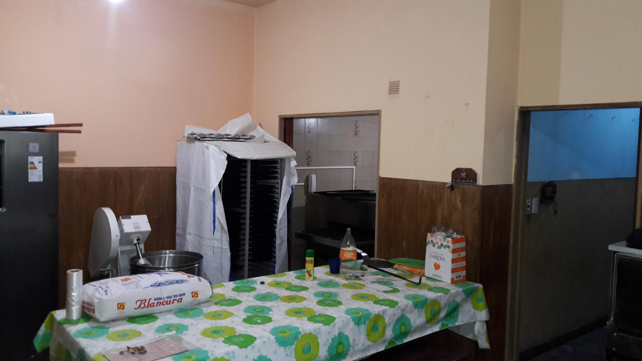 EXCELENTE OPORTUNIDAD - CASA 8 AMBIENTES + LOCAL COMERCIAL - IDEAL P/3 FAMILIAS — foto 3