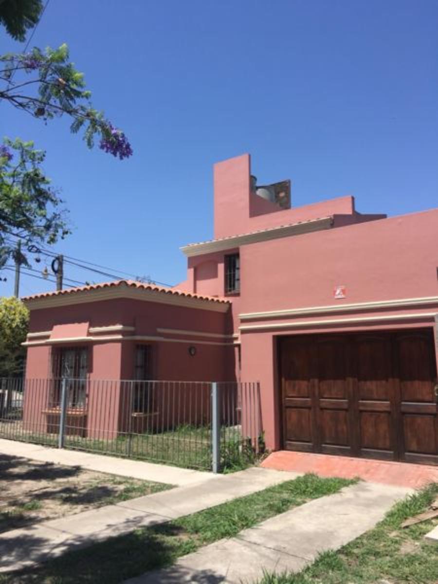 Venta de casa esquina en Gran Bourg - 3 dorm - amplio terreno.