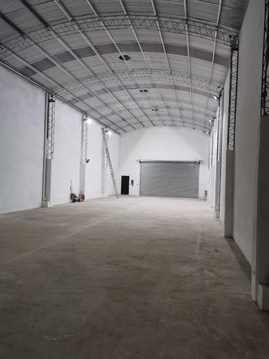 Alquiler de galpón de 300 m2 en Av. San Martin al 1500. A ESTRENAR . - 2