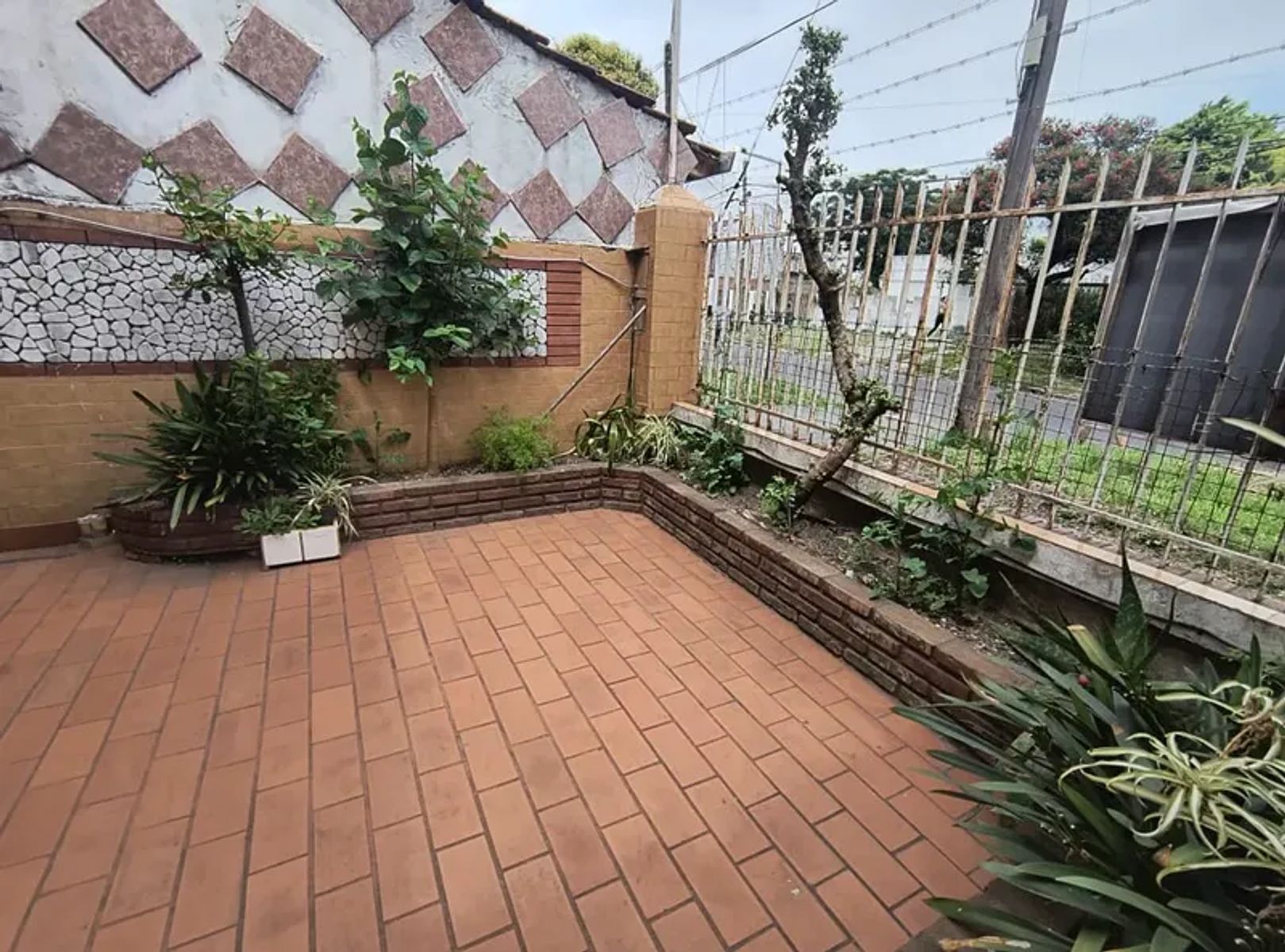 ALQUILER - Casa 3 Amb. c/ Patio - Naón Al 4300 - Billinghurst - 4