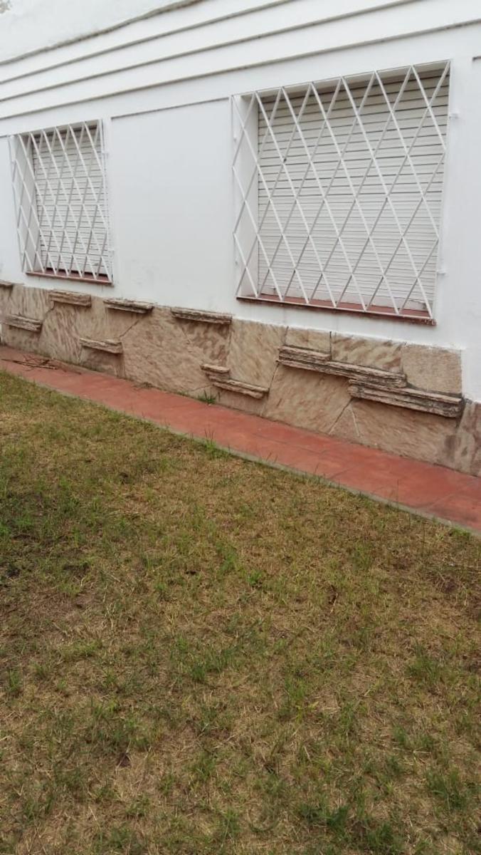 Se Vende Casa de 2 Dormitorios en Barrio Parque Chacabuco , a 2 cuadras del Shopping Villa Cabrera — foto 2