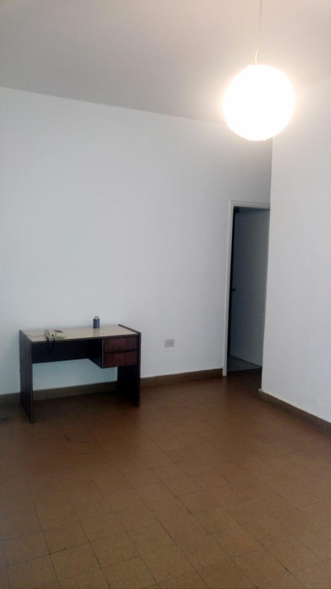 Se Vende Casa de 2 Dormitorios en Barrio Parque Chacabuco , a 2 cuadras del Shopping Villa Cabrera — foto 4