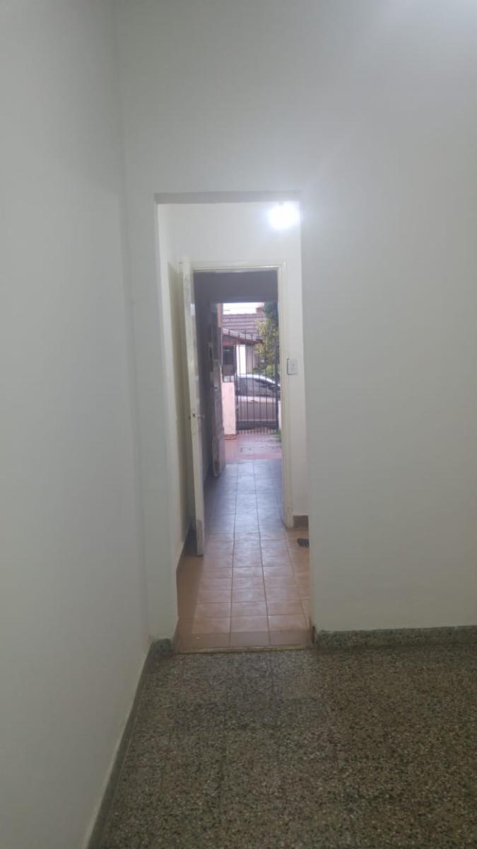 Se Vende Casa de 2 Dormitorios en Barrio Parque Chacabuco , a 2 cuadras del Shopping Villa Cabrera — foto 5