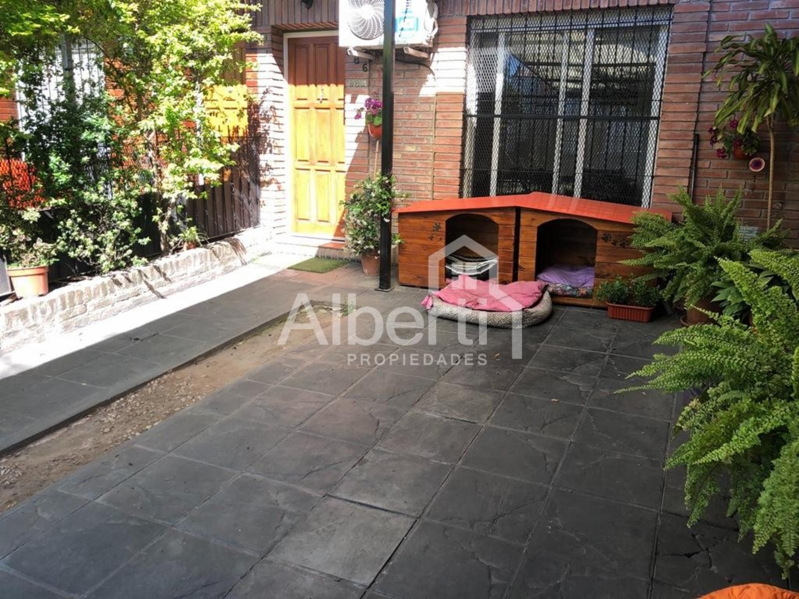 Excelente dúplex al frente de 3 ambientes con cochera y fondo parquizado. — foto 3
