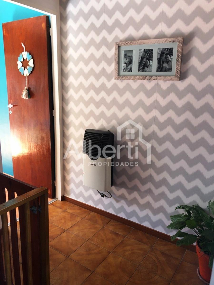 Excelente dúplex al frente de 3 ambientes con cochera y fondo parquizado. — foto 11
