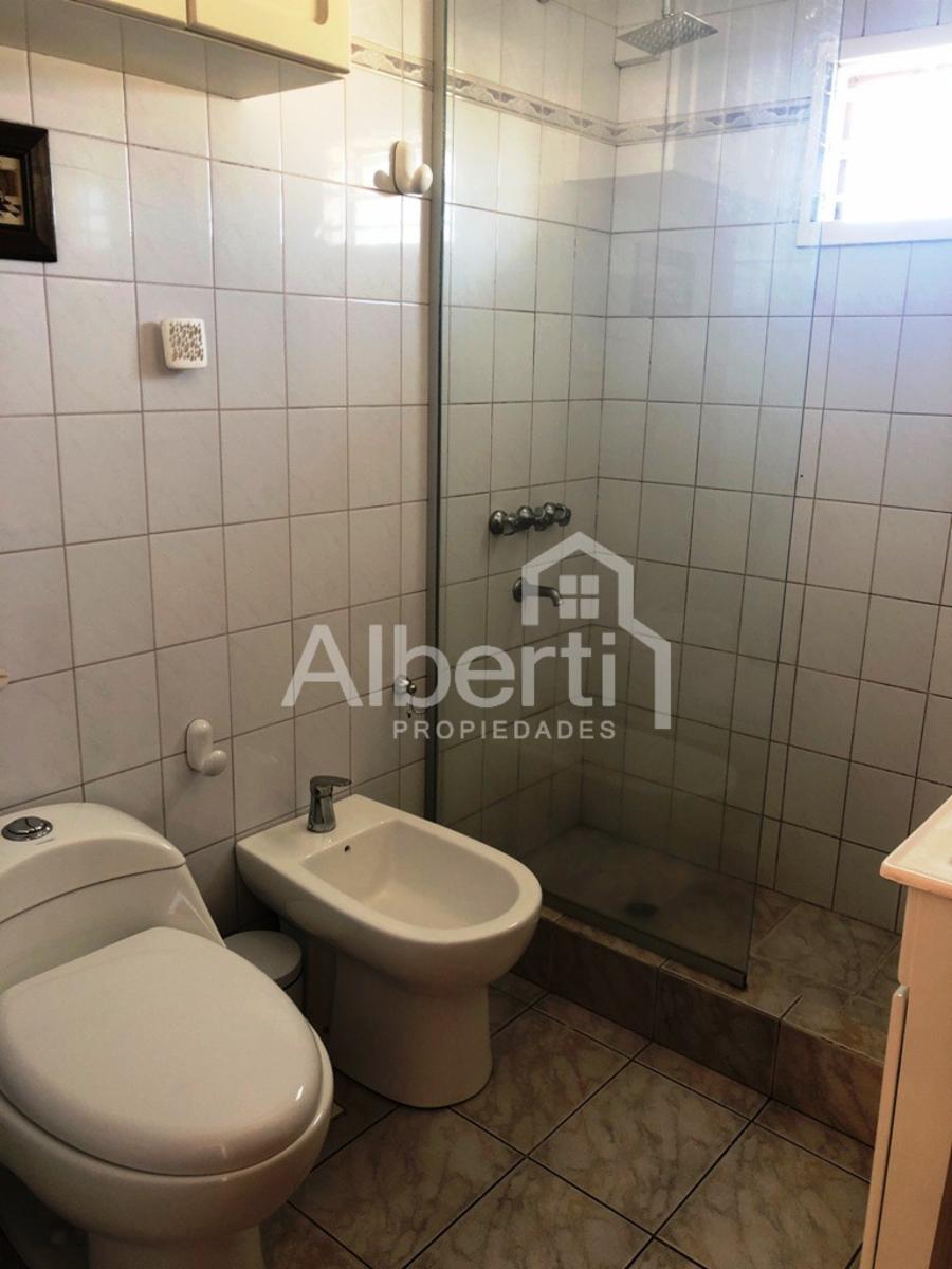Excelente dúplex al frente de 3 ambientes con cochera y fondo parquizado. — foto 15