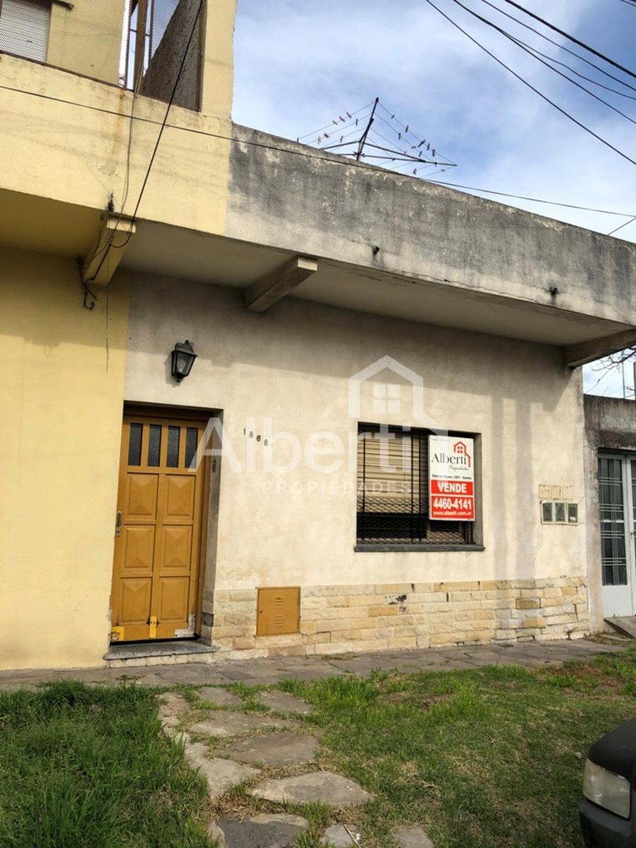 Oportunidad. Casa PH al frente en excelente ubicación