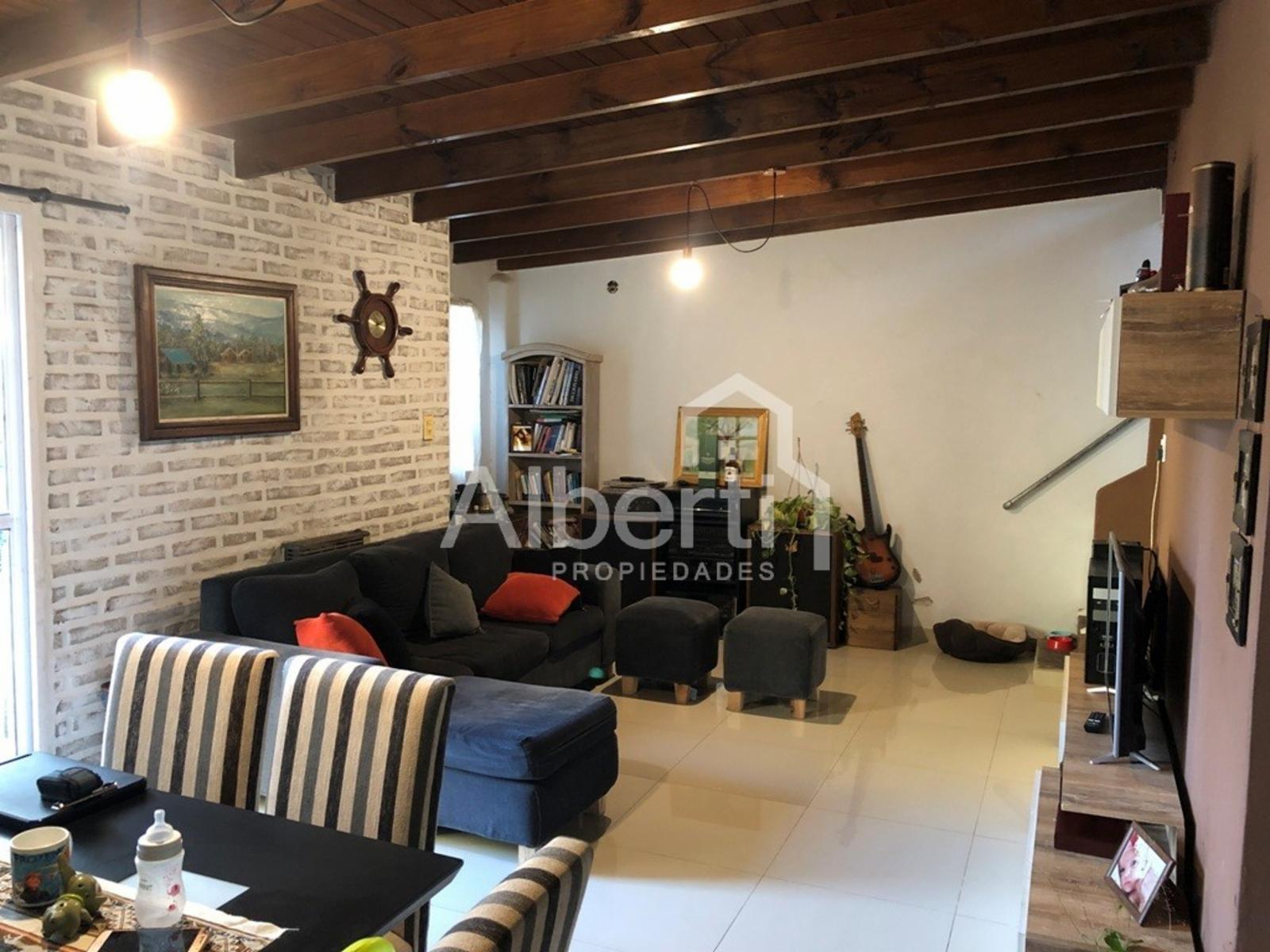 Casa PH que cuenta con garage patio y bello fondo libre. — foto 2