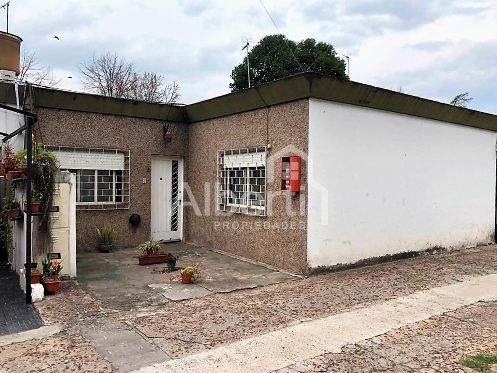 VENTA CASA P.H. 3 AMB - CASTELAR EXCELENTE ZONA.