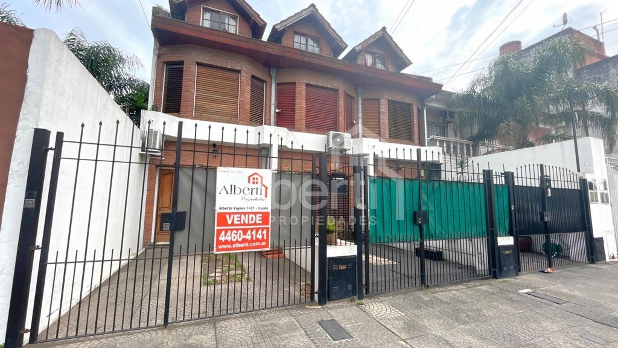Excelente Triplex con cochera y fondo parquizado.