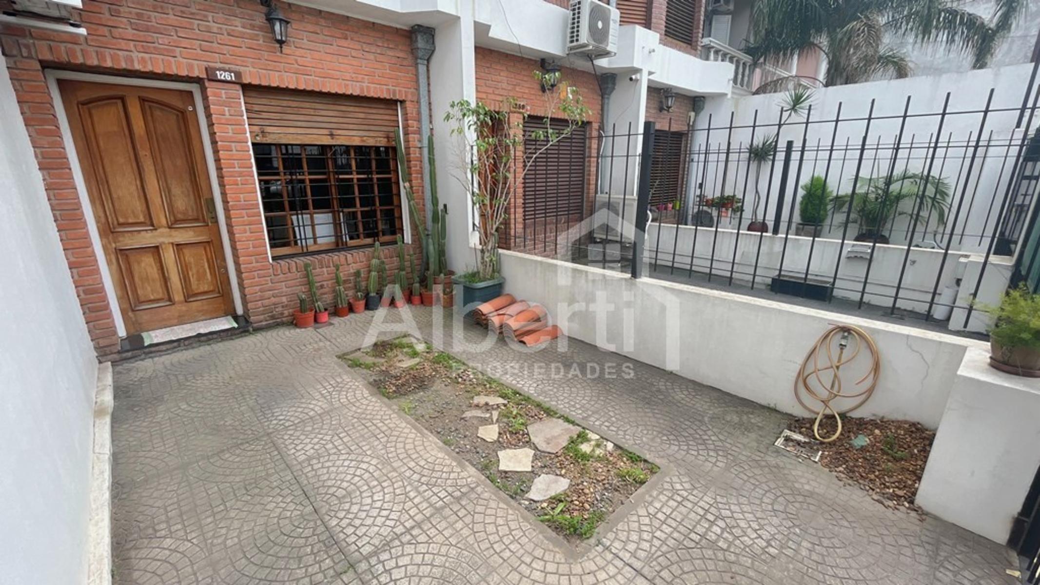 Excelente Triplex con cochera y fondo parquizado. — foto 2