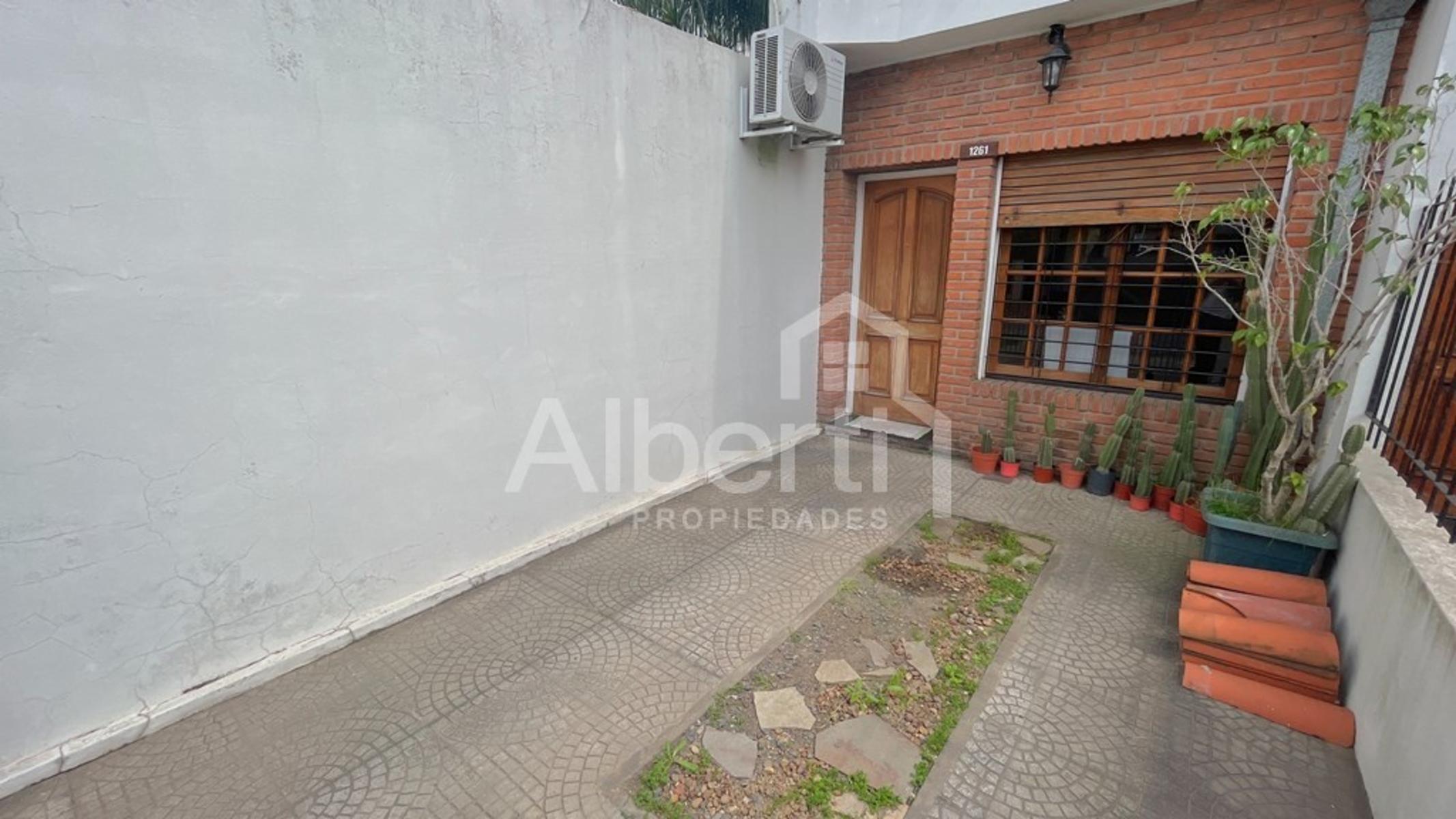 Excelente Triplex con cochera y fondo parquizado. — foto 3