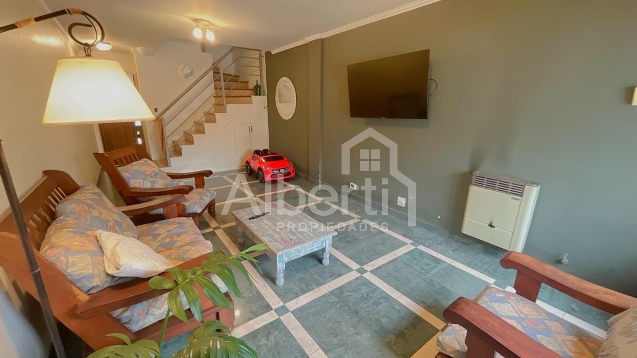 Excelente Triplex con cochera y fondo parquizado. — foto 4