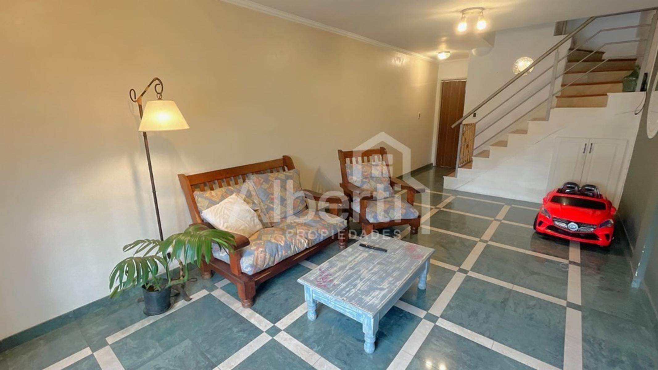 Excelente Triplex con cochera y fondo parquizado. — foto 5