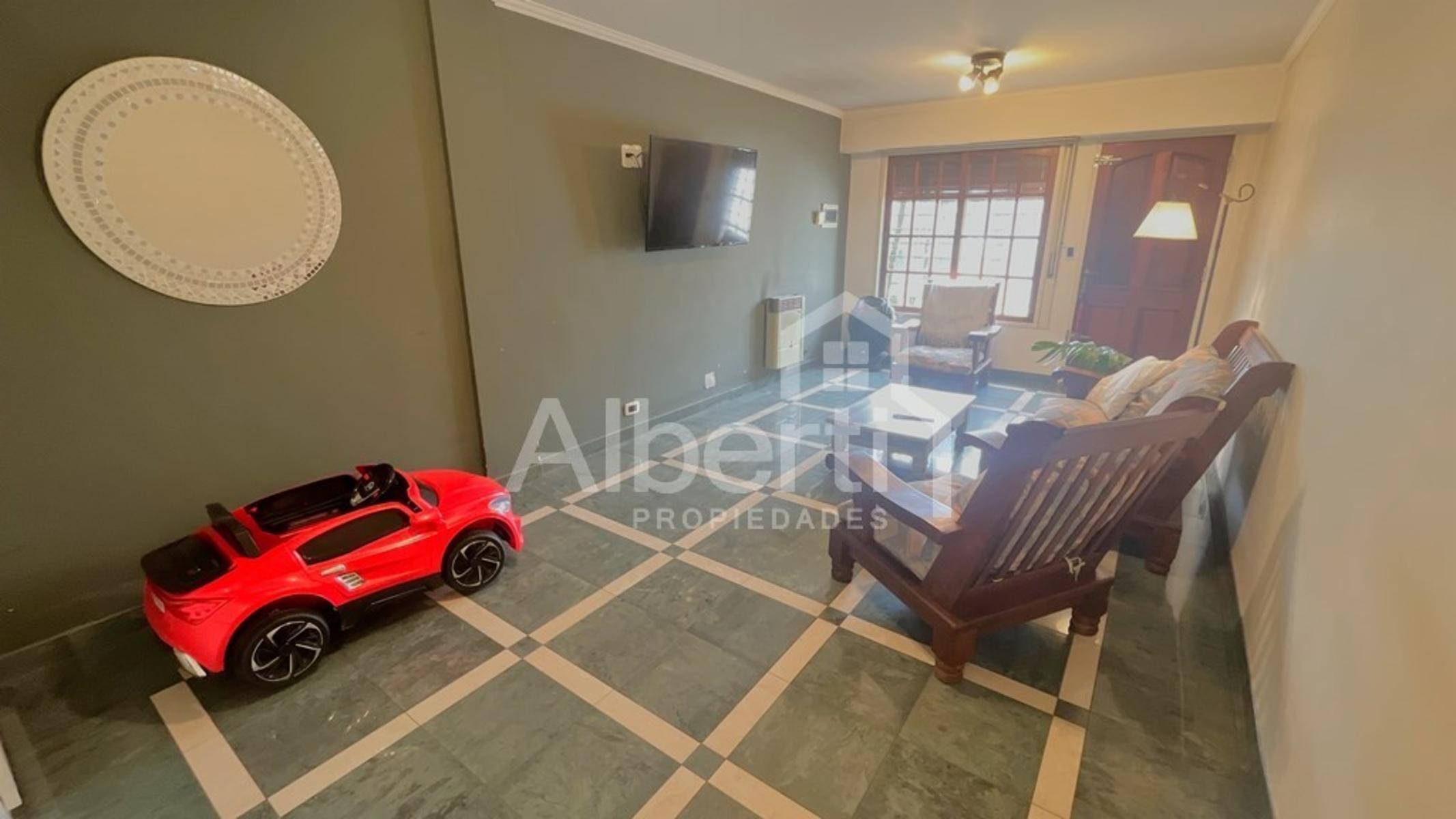 Excelente Triplex con cochera y fondo parquizado. — foto 6