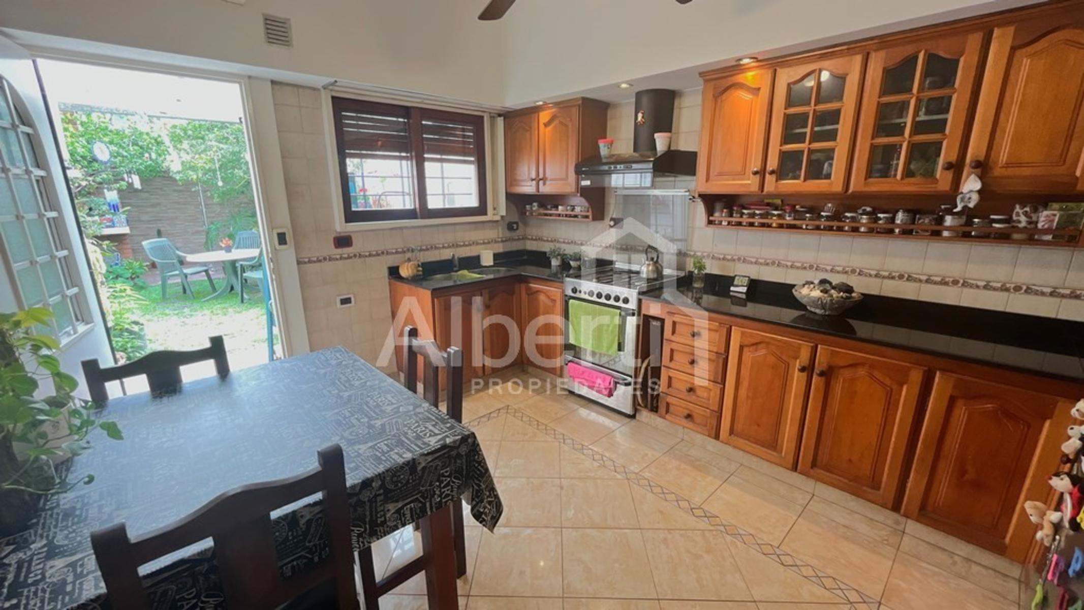 Excelente Triplex con cochera y fondo parquizado. — foto 8