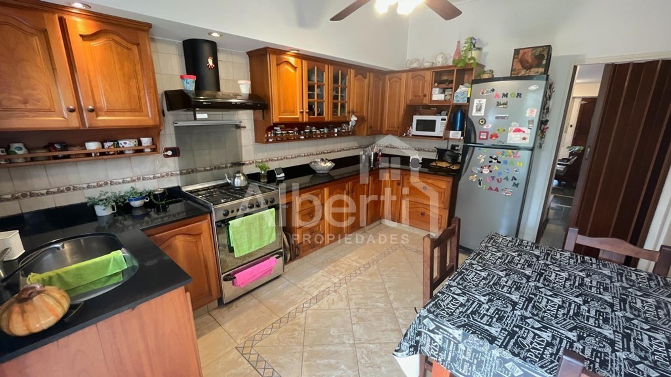Excelente Triplex con cochera y fondo parquizado. — foto 9