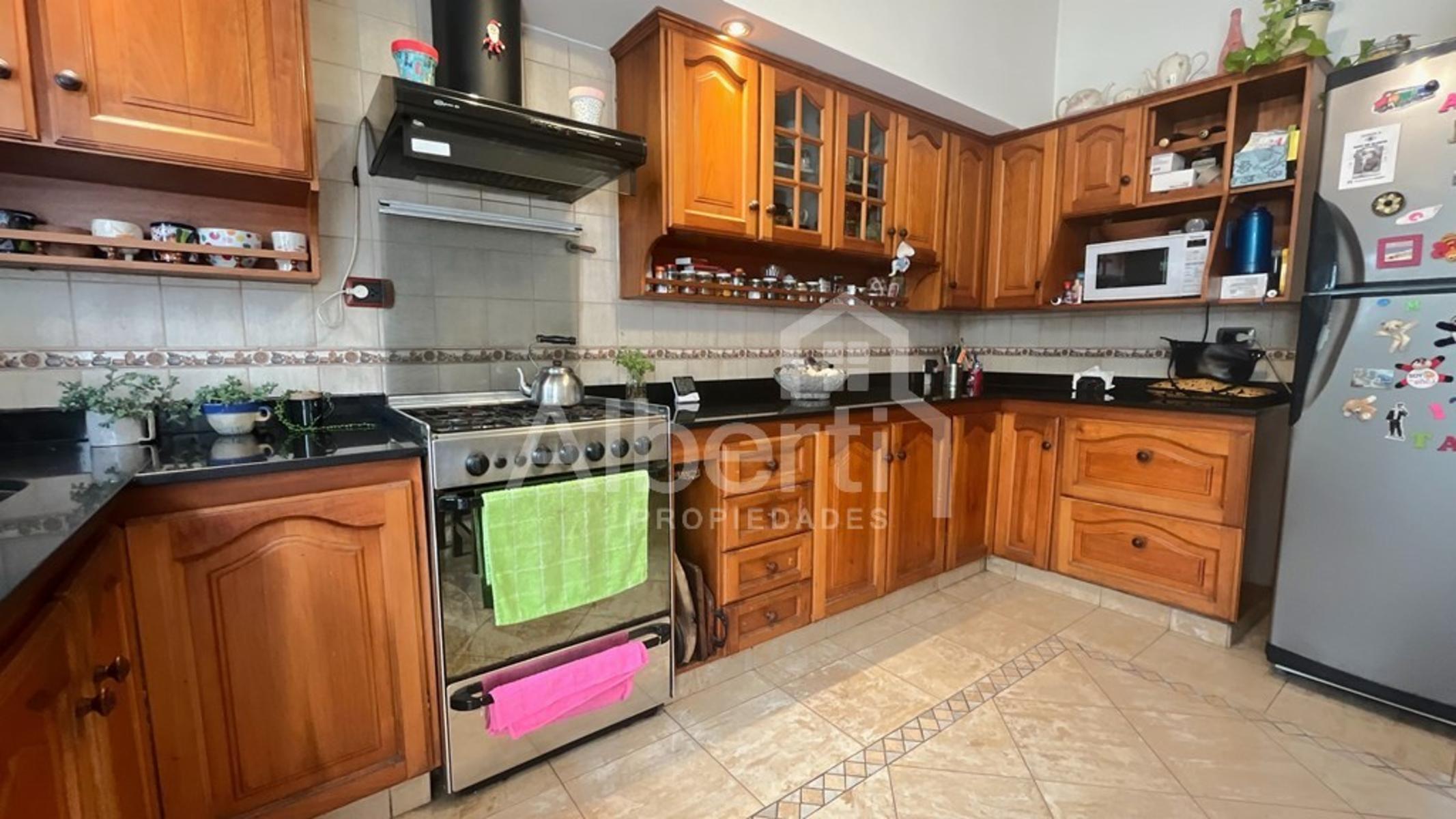 Excelente Triplex con cochera y fondo parquizado. — foto 10