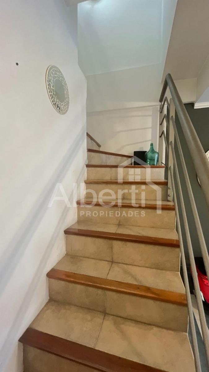 Excelente Triplex con cochera y fondo parquizado. — foto 11