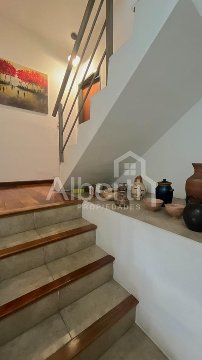 Excelente Triplex con cochera y fondo parquizado. — foto 12
