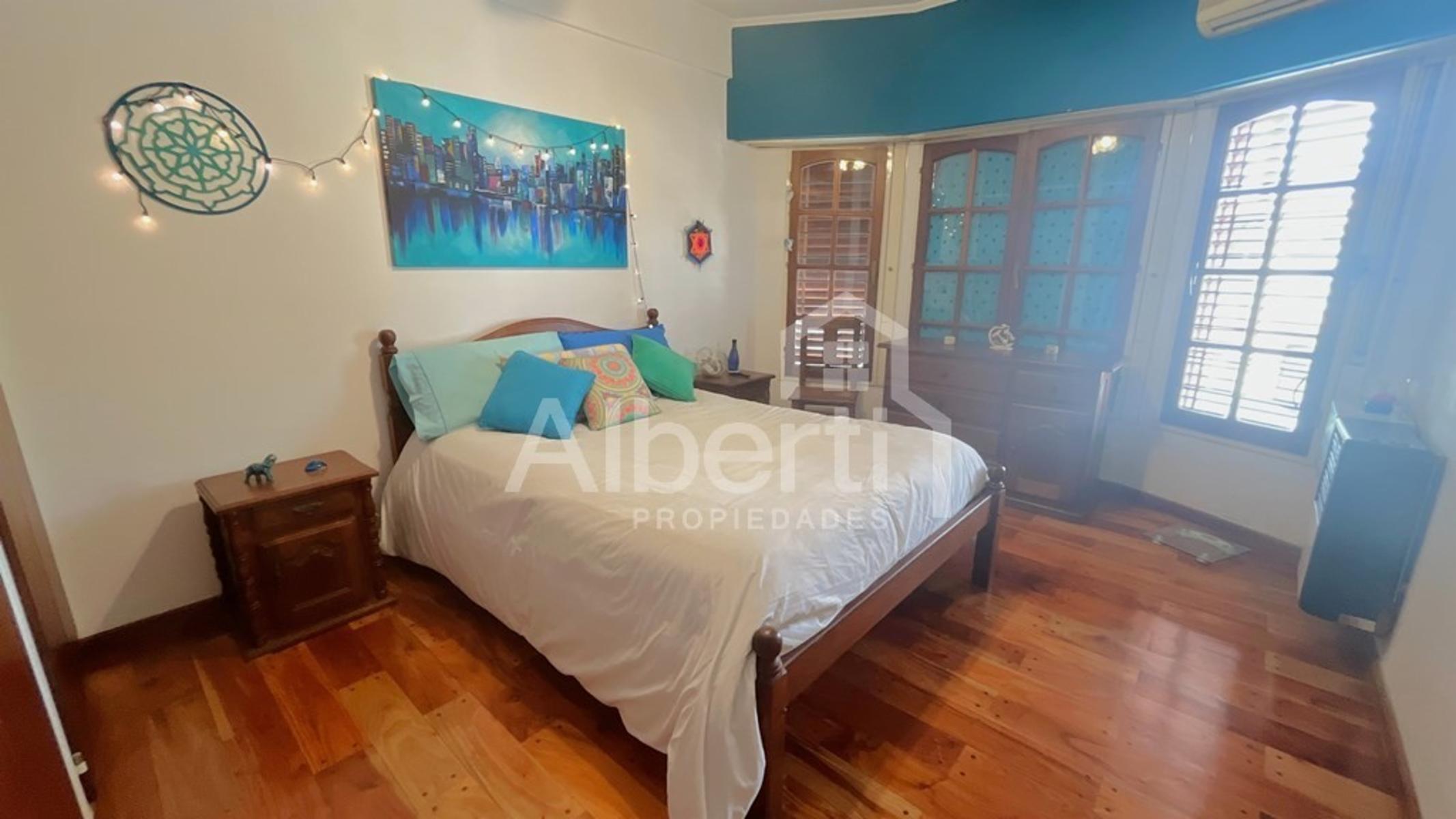 Excelente Triplex con cochera y fondo parquizado. — foto 13