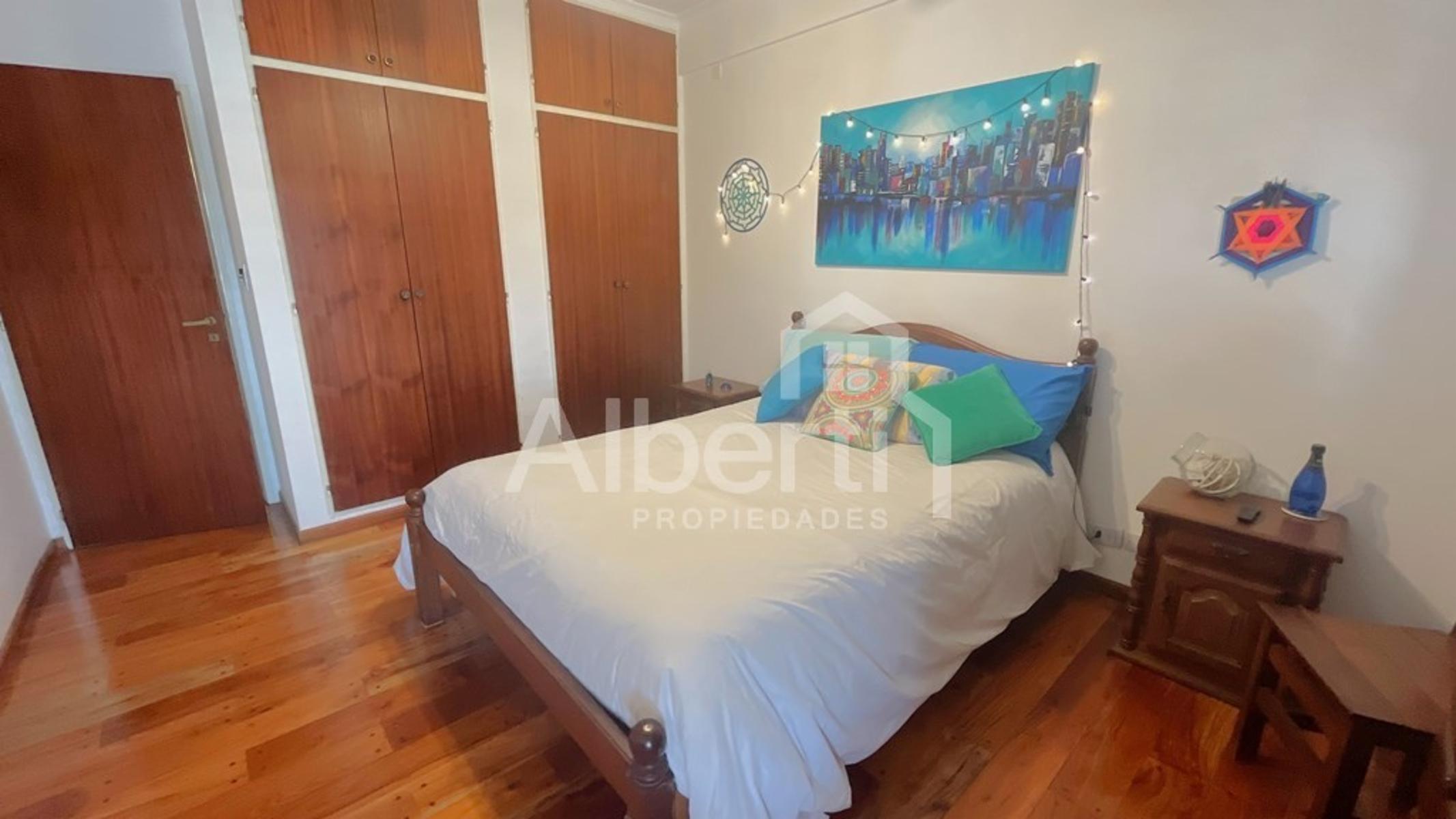 Excelente Triplex con cochera y fondo parquizado. — foto 14