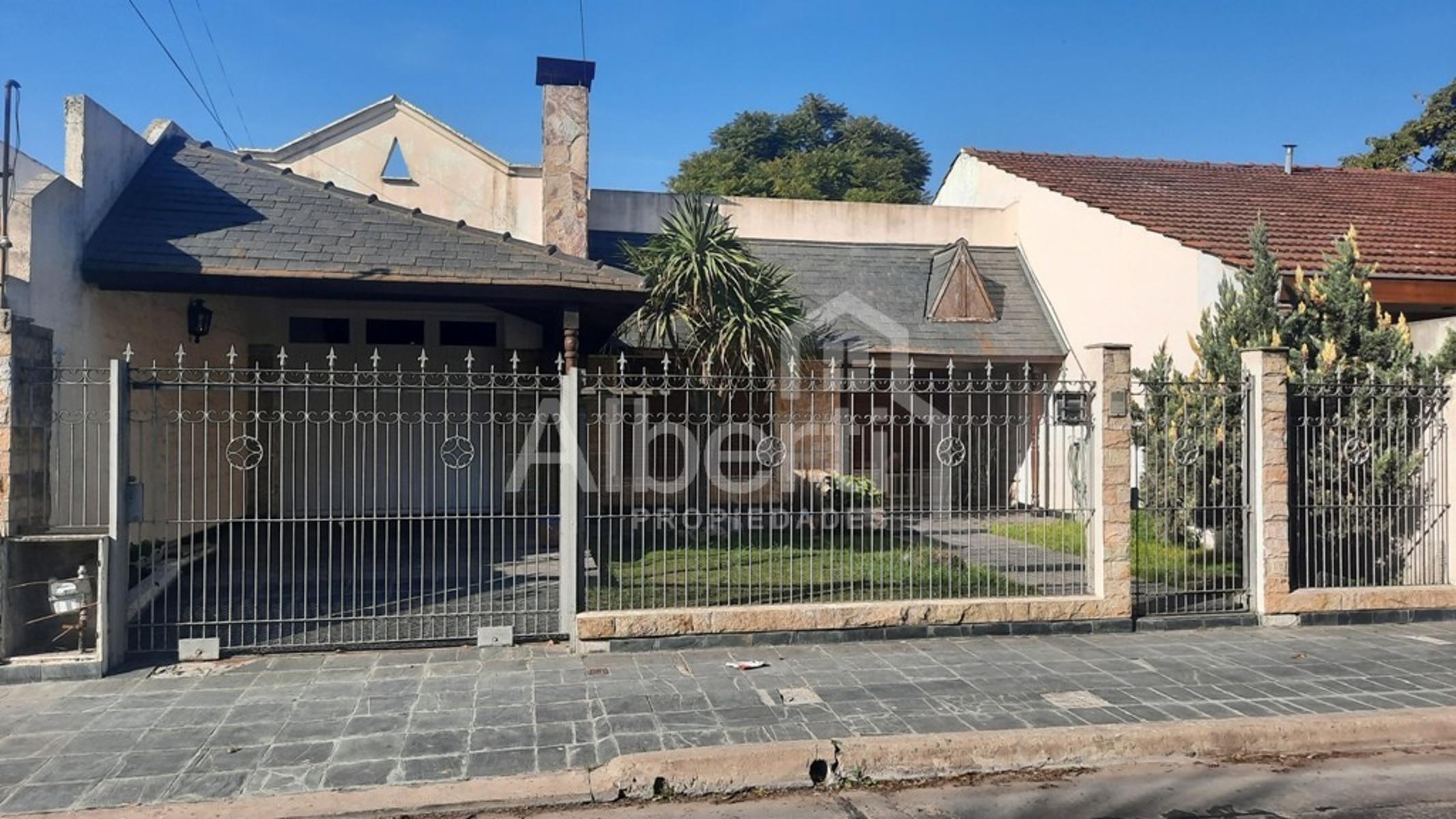 VENTA - CASA DE 4 AMBIENTES CON GRAN FONDO PARQUIZADO.- MERLO