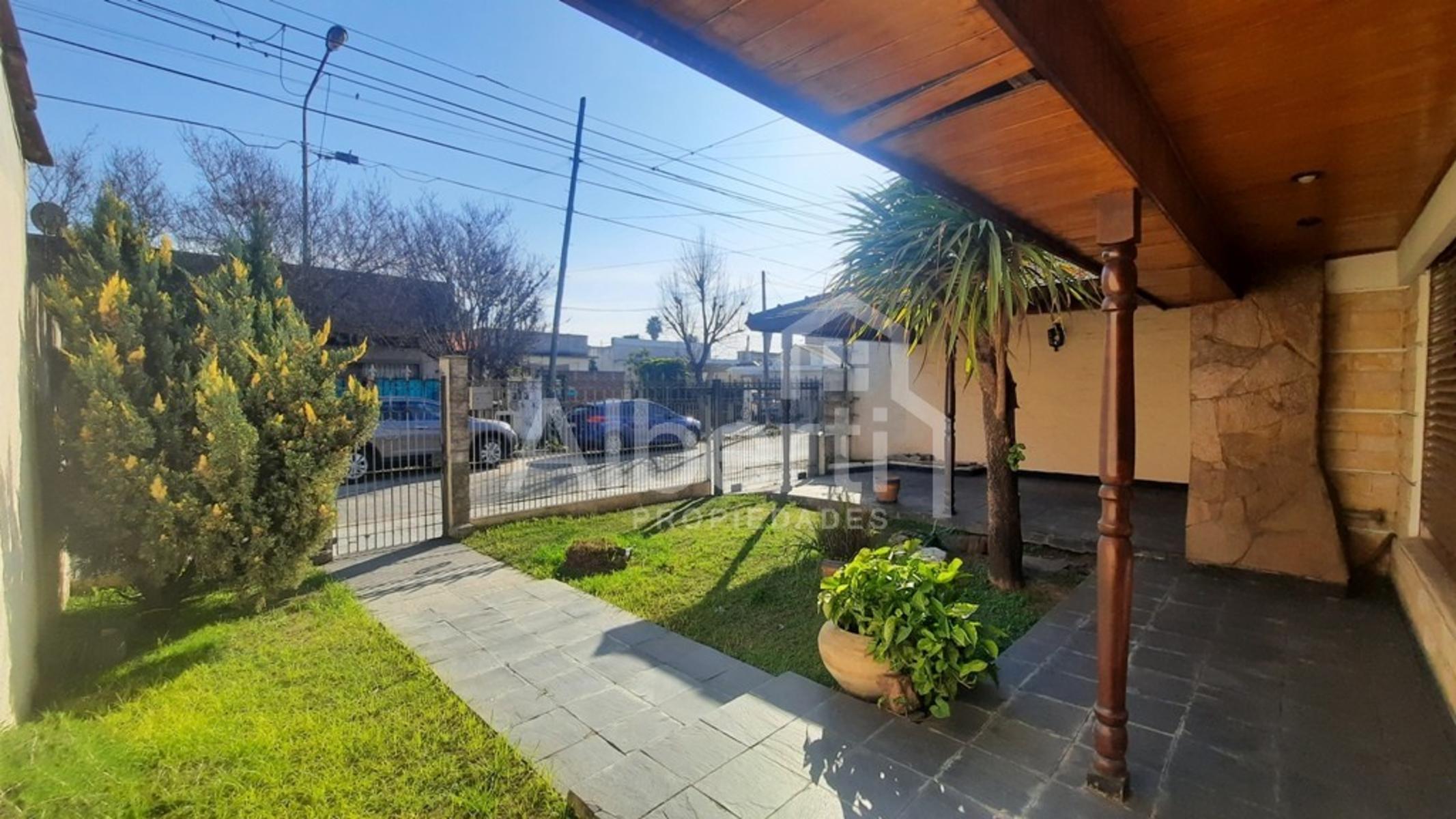 VENTA - CASA DE 4 AMBIENTES CON GRAN FONDO PARQUIZADO.- MERLO — foto 4