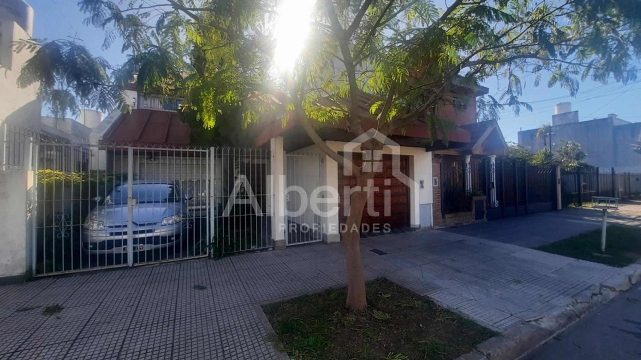 VENTA - CHALET CON GRAN FONDO LIBRE - HAEDO.