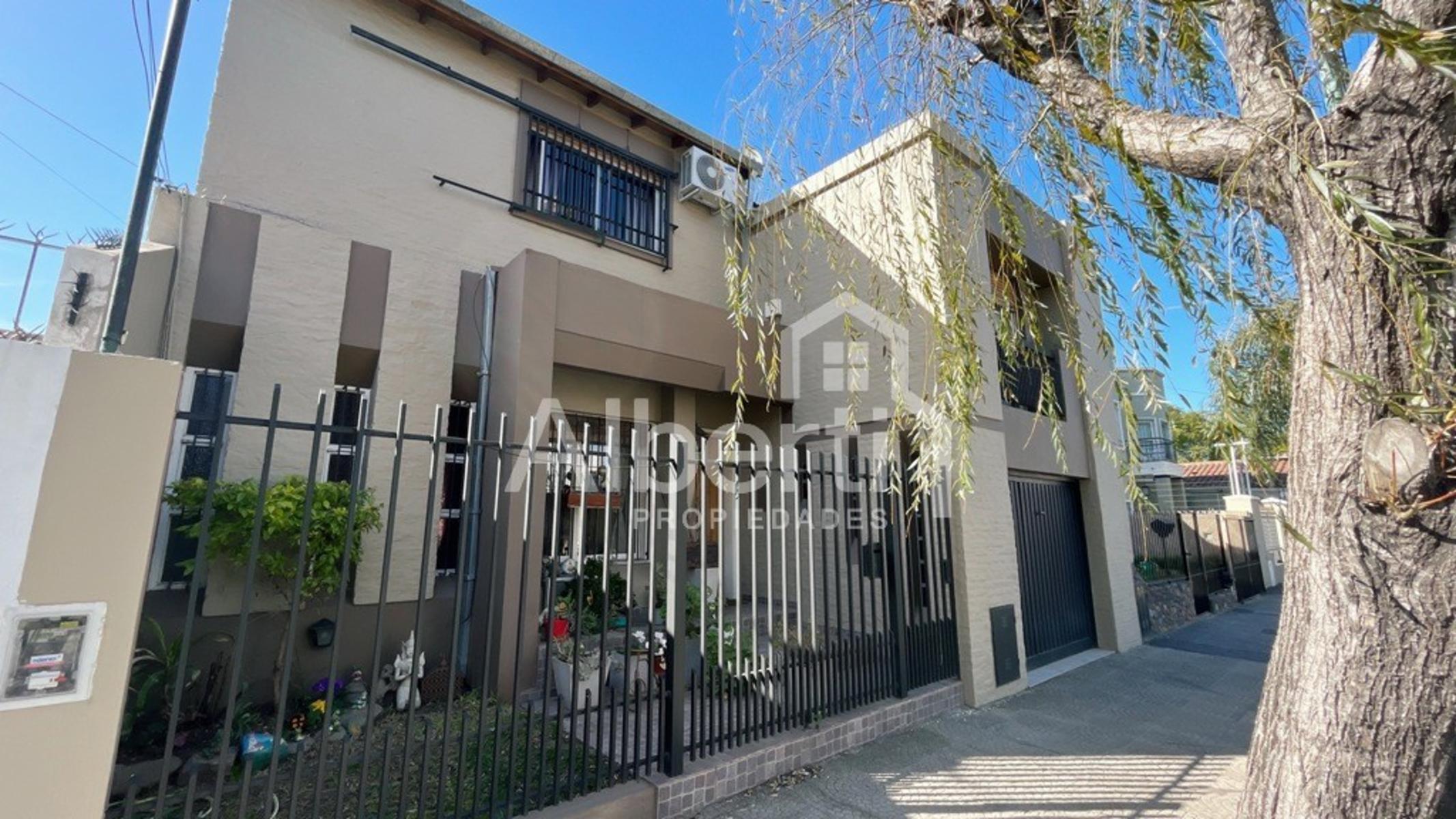 VENTA - HAEDO CHALET 5 AMB. CON PARQUE Y QUINCHO.