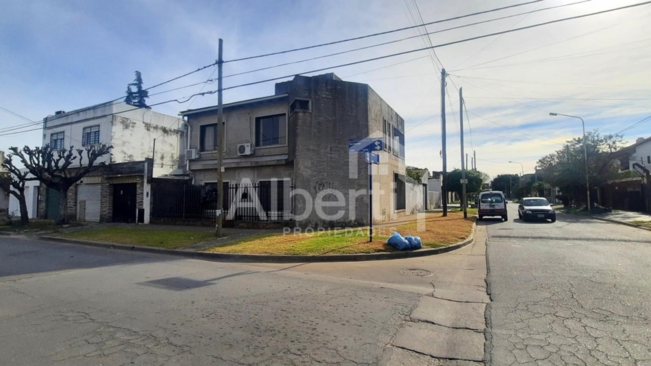 VENTA CASA 6 AMBIENTES EN VILLA LUZURIAGA.