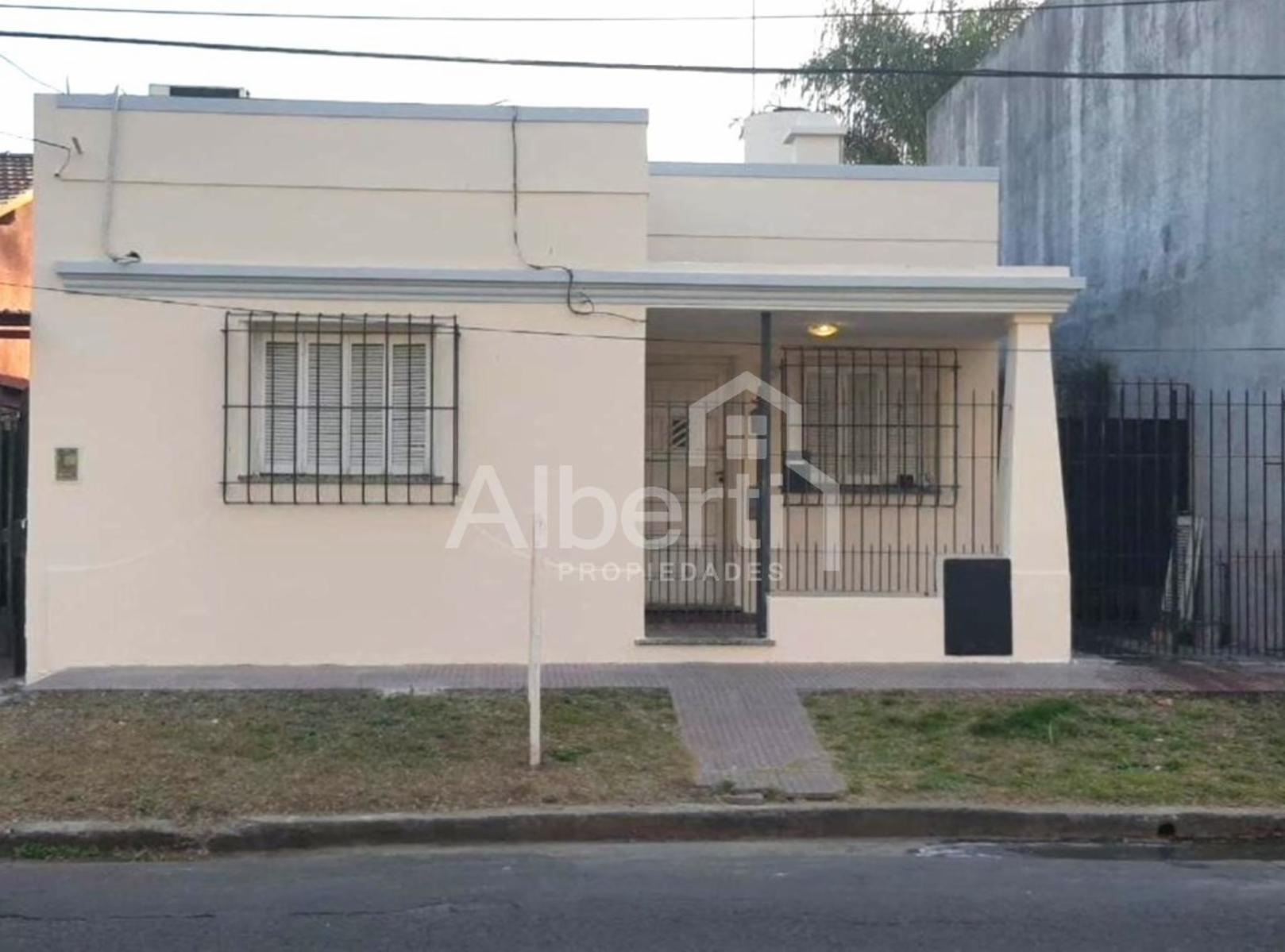 VENTA CASA 3 AMBIENTES EN CASTELAR.